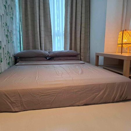 Manila Urban Resort At Azure Esterno foto