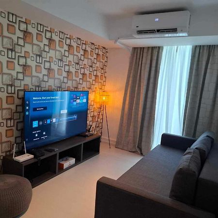 Manila Urban Resort At Azure Esterno foto