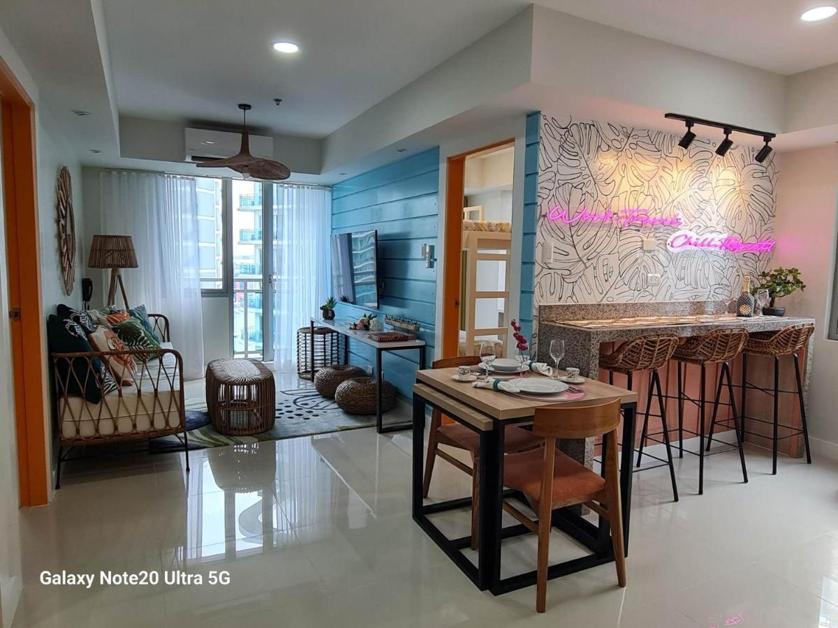 Manila Urban Resort At Azure Esterno foto