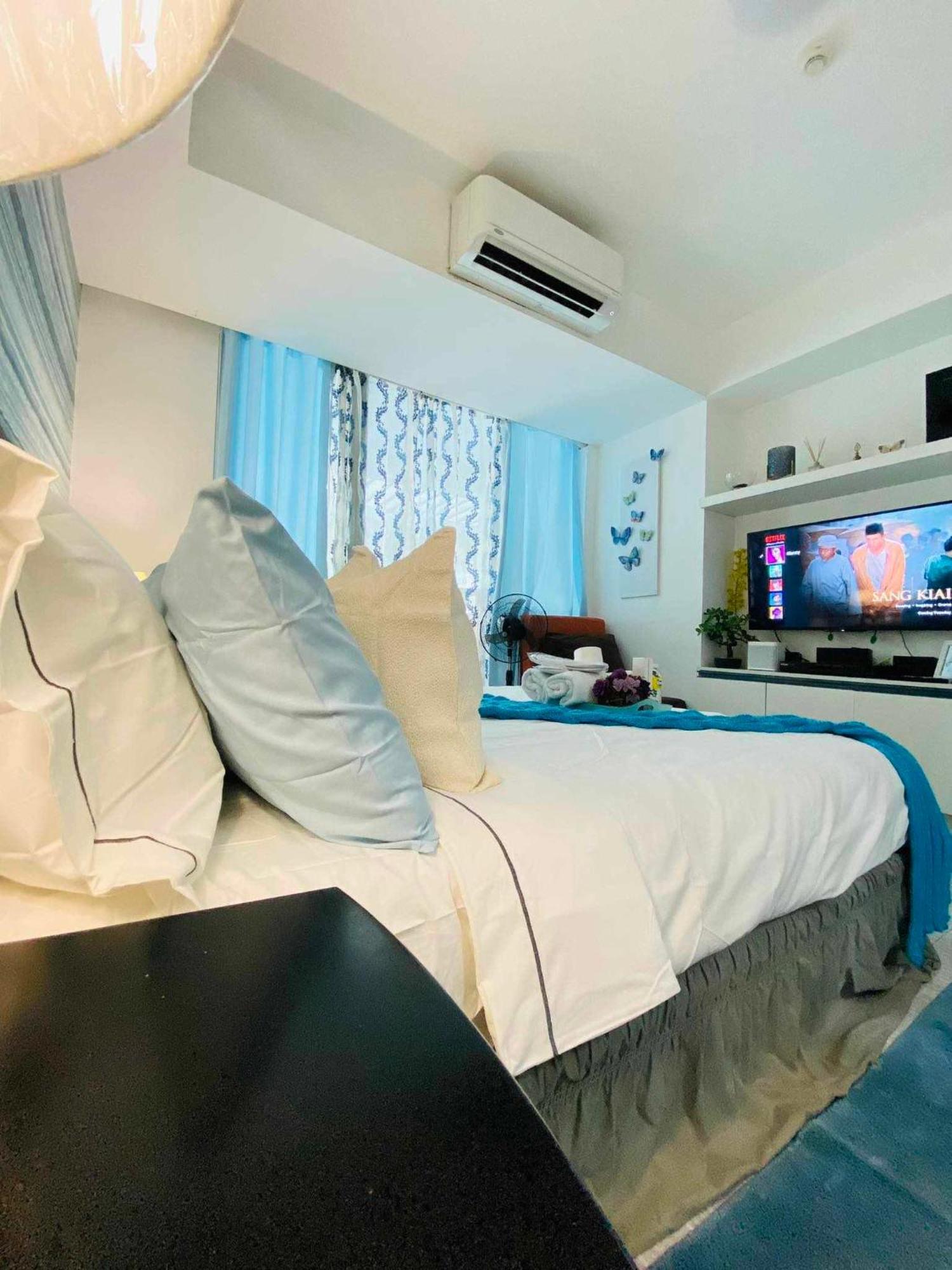 Manila Urban Resort At Azure Esterno foto