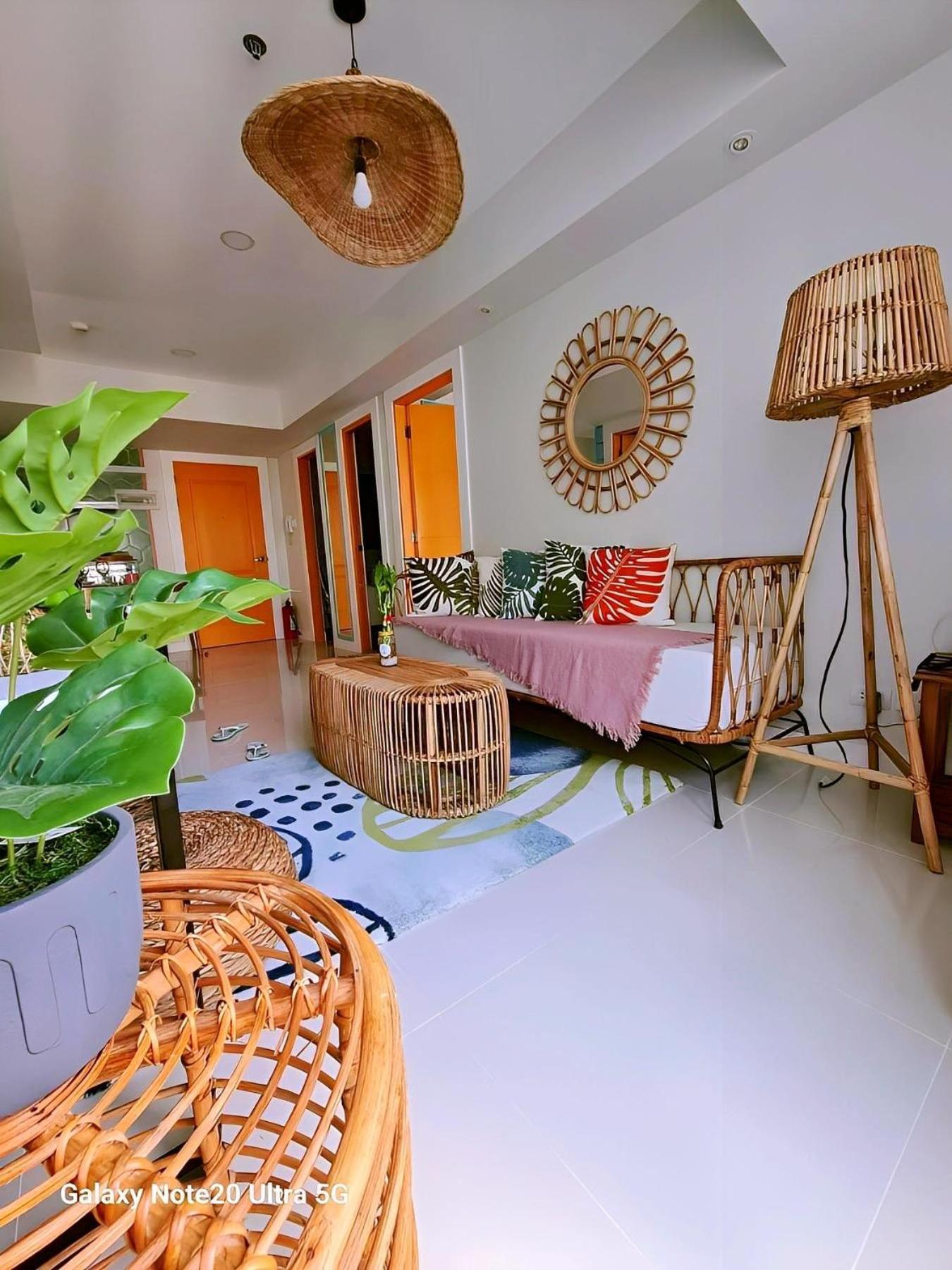 Manila Urban Resort At Azure Esterno foto