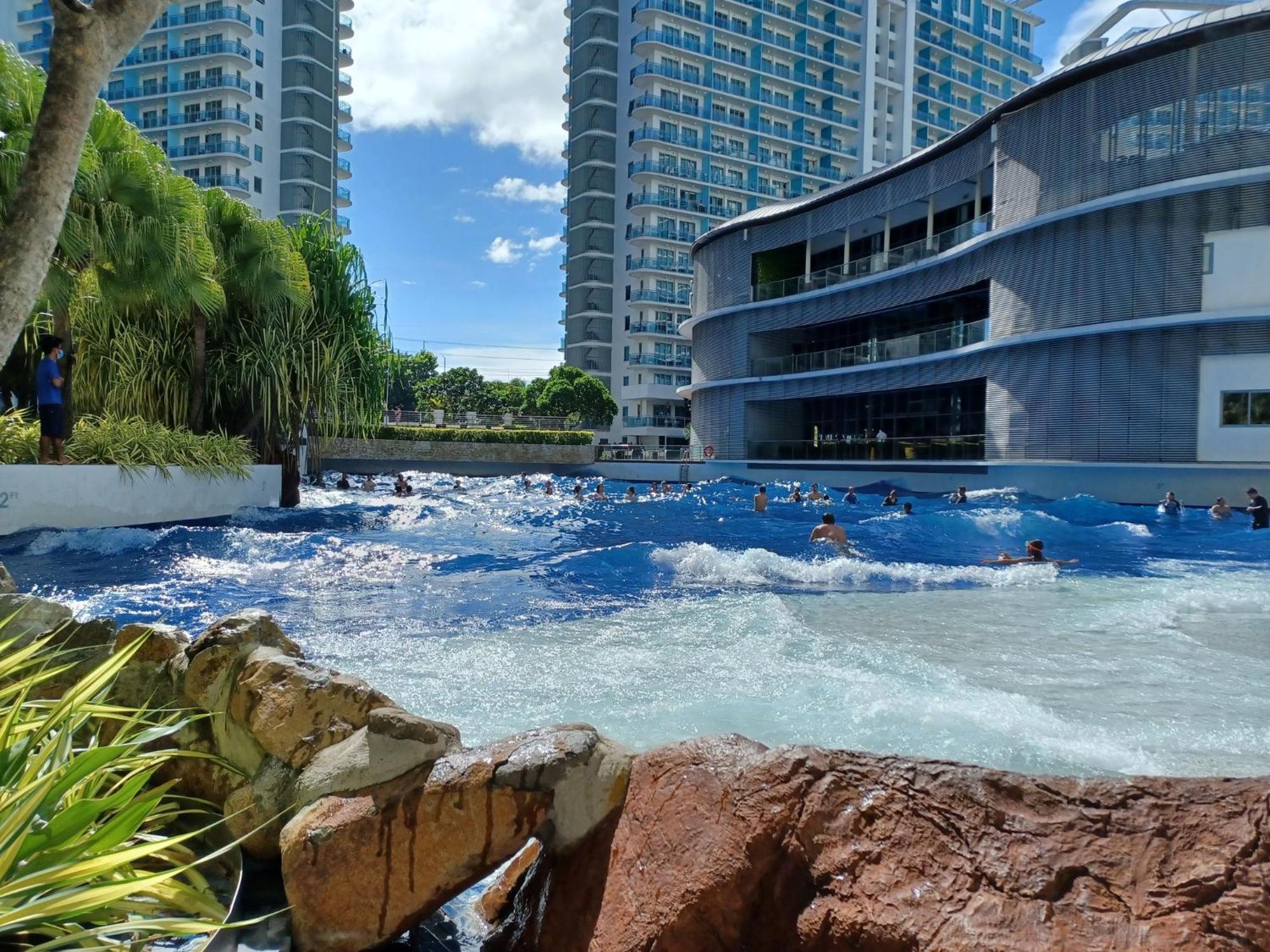 Manila Urban Resort At Azure Esterno foto