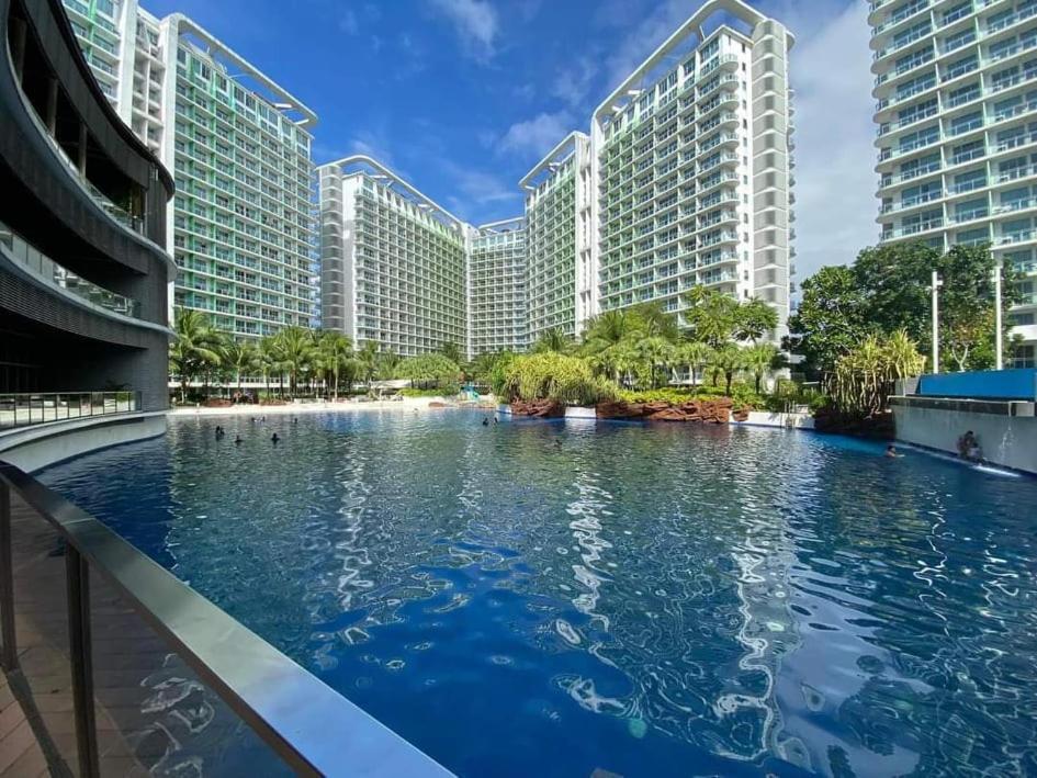 Manila Urban Resort At Azure Esterno foto