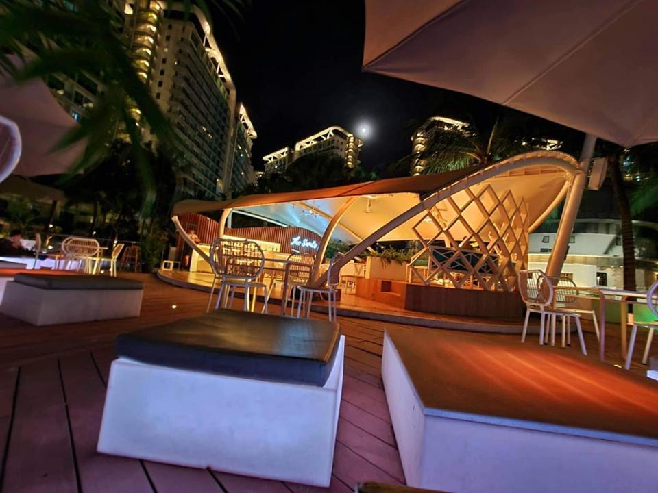 Manila Urban Resort At Azure Esterno foto