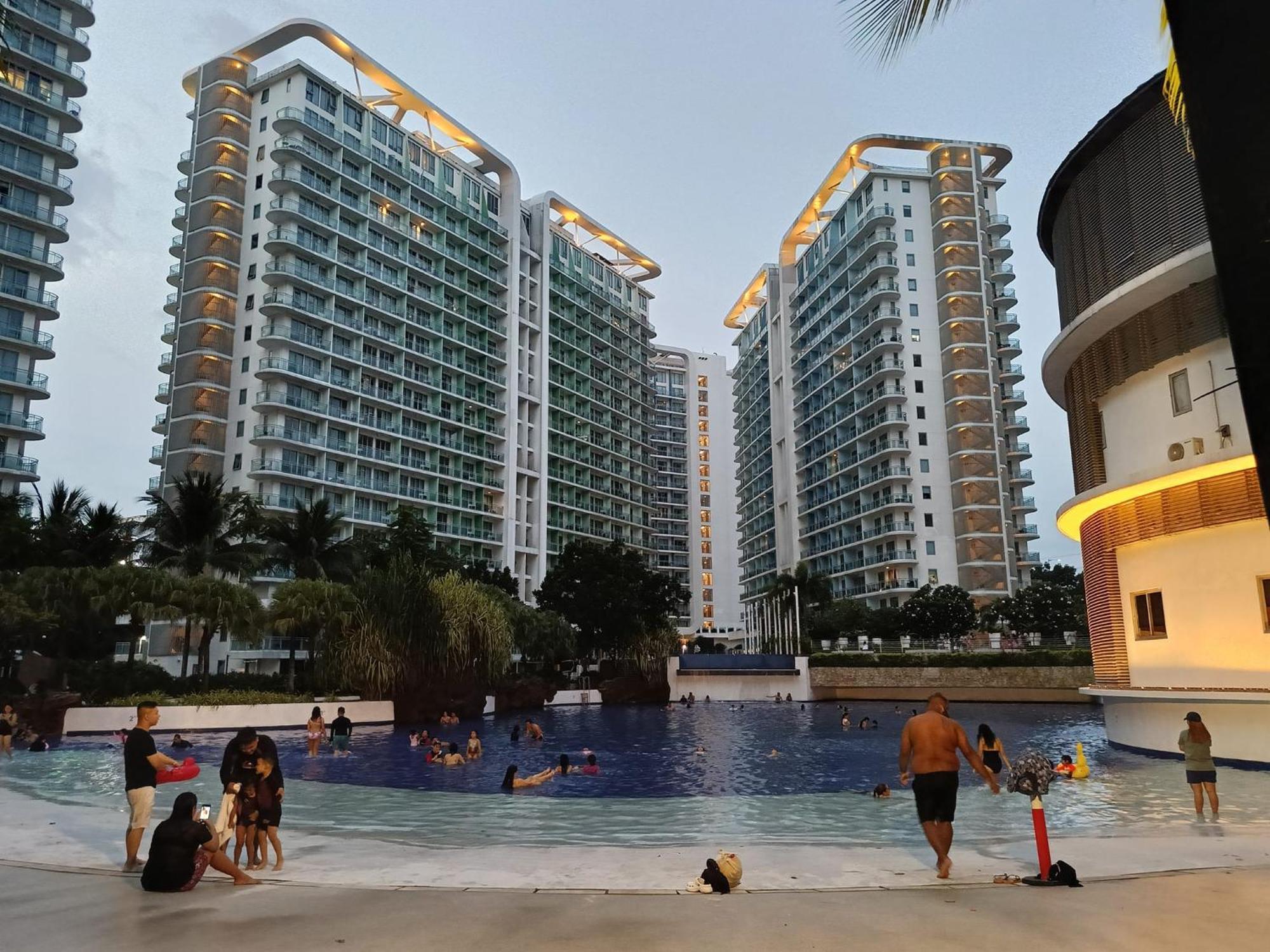Manila Urban Resort At Azure Esterno foto
