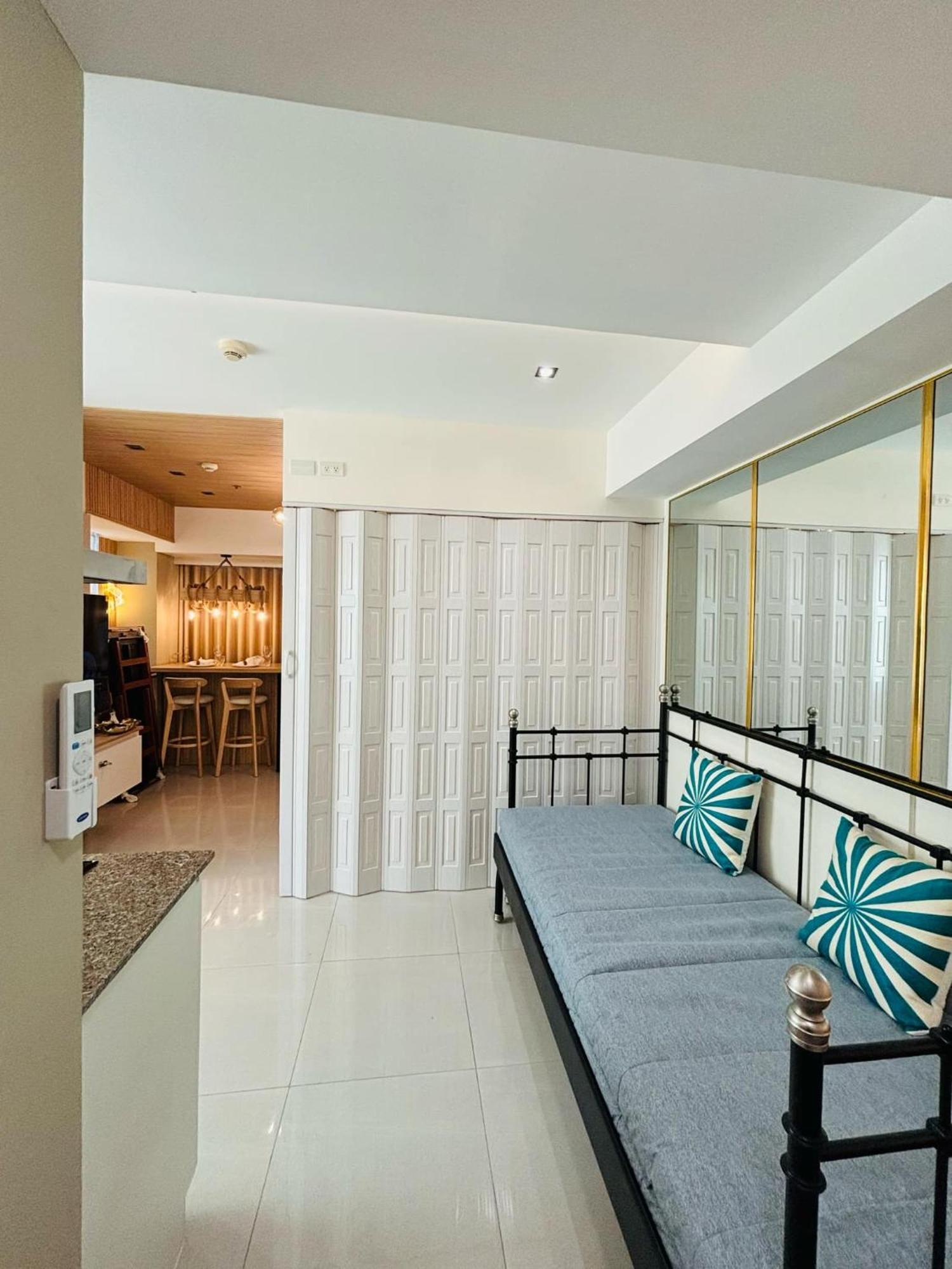 Manila Urban Resort At Azure Esterno foto
