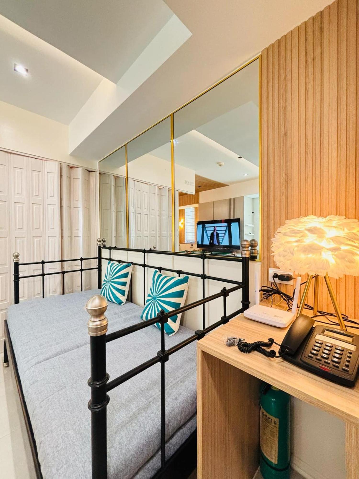 Manila Urban Resort At Azure Esterno foto