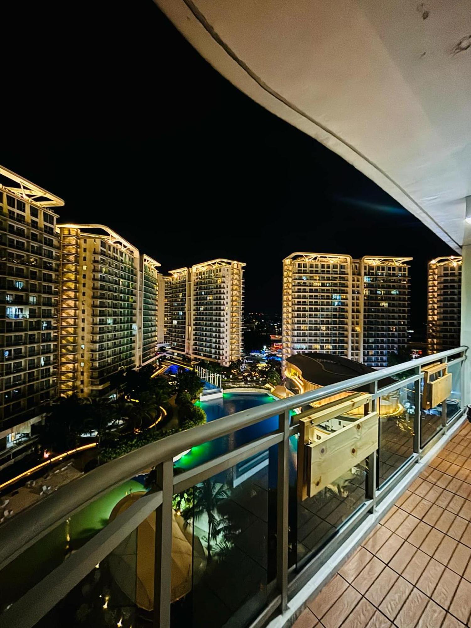 Manila Urban Resort At Azure Esterno foto