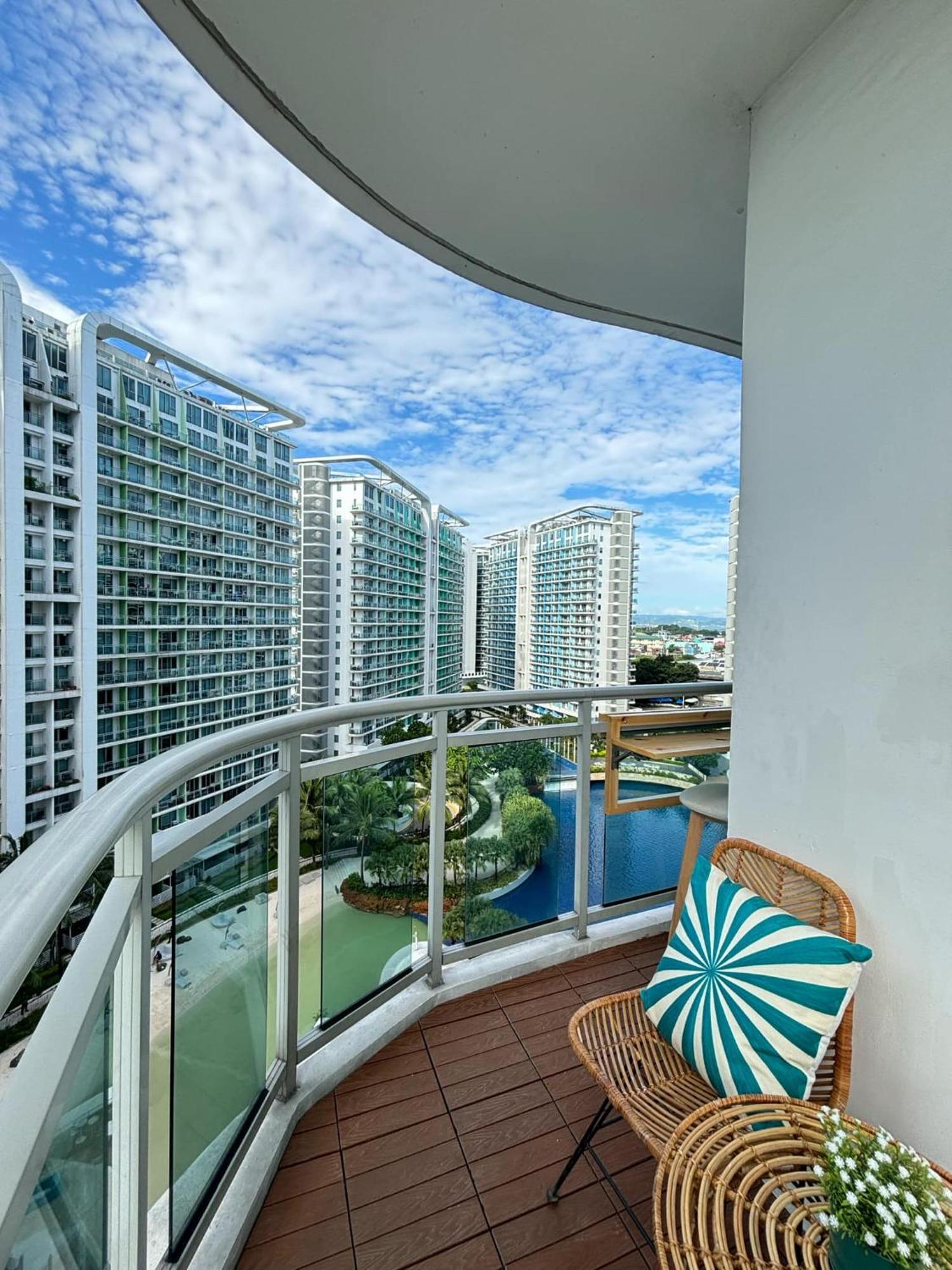 Manila Urban Resort At Azure Esterno foto
