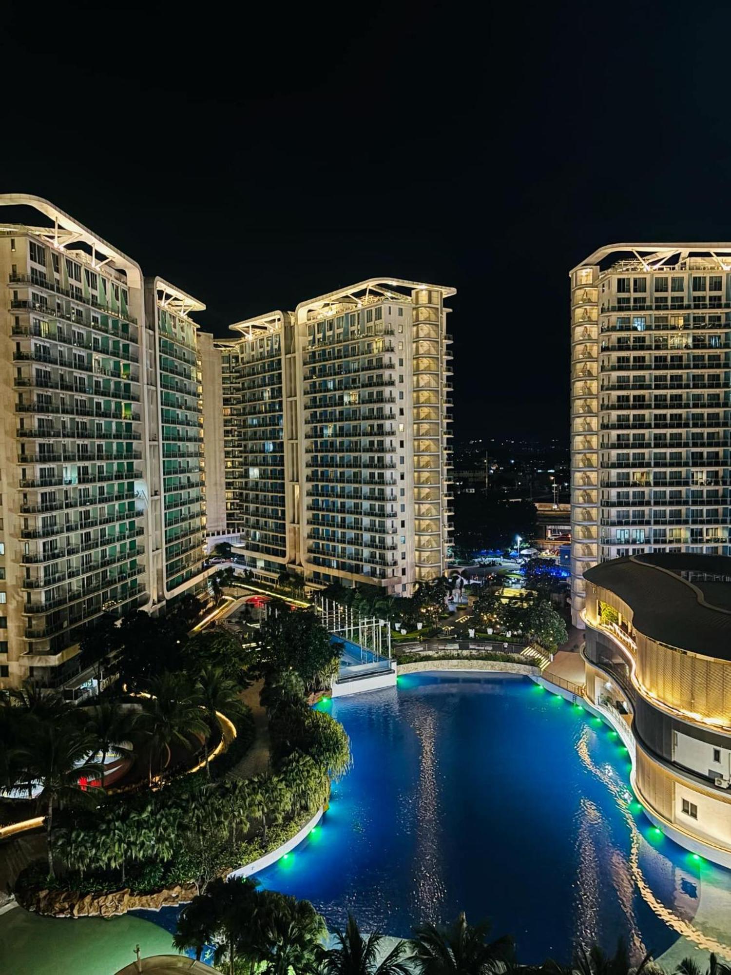 Manila Urban Resort At Azure Esterno foto