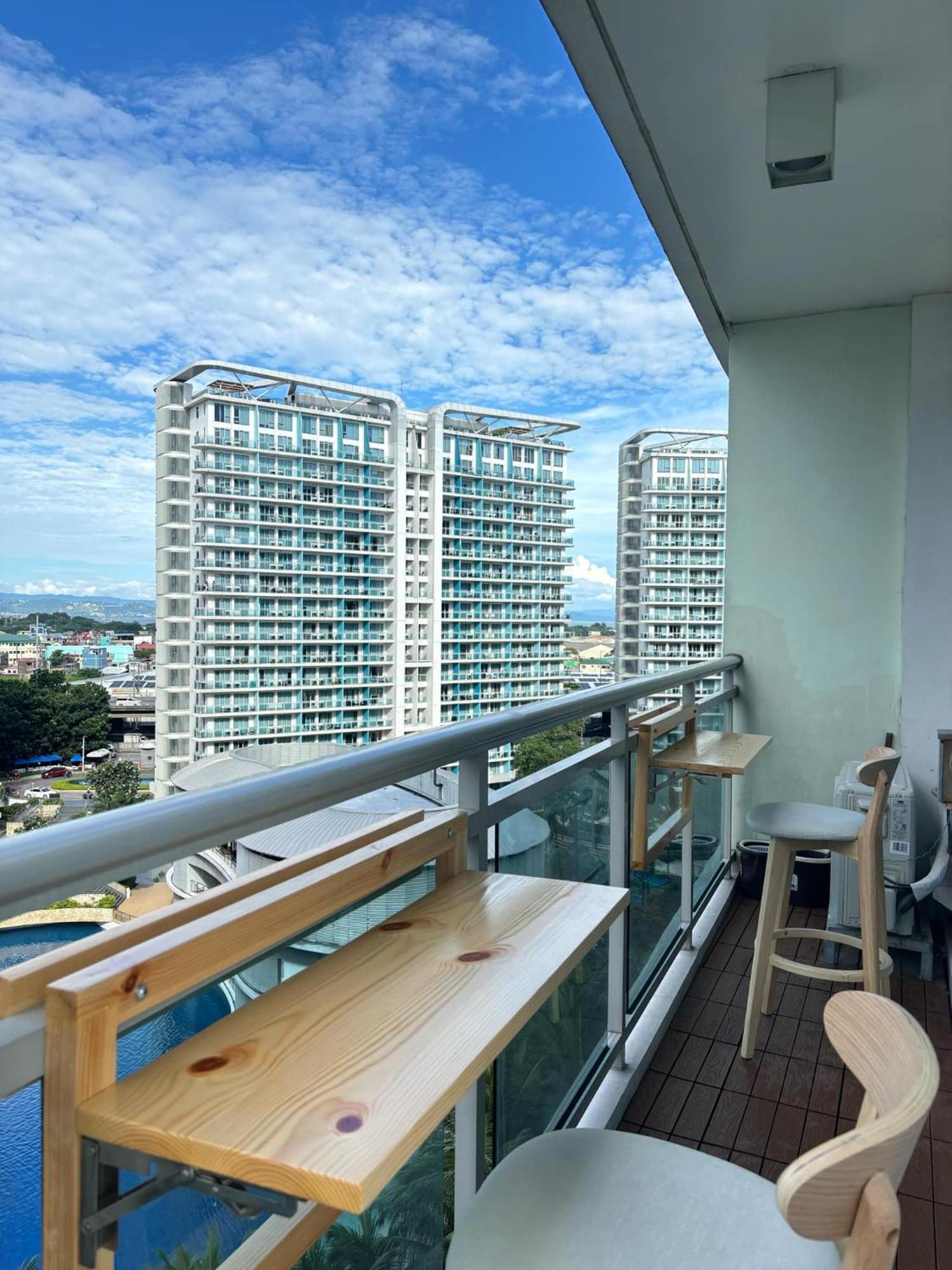 Manila Urban Resort At Azure Esterno foto