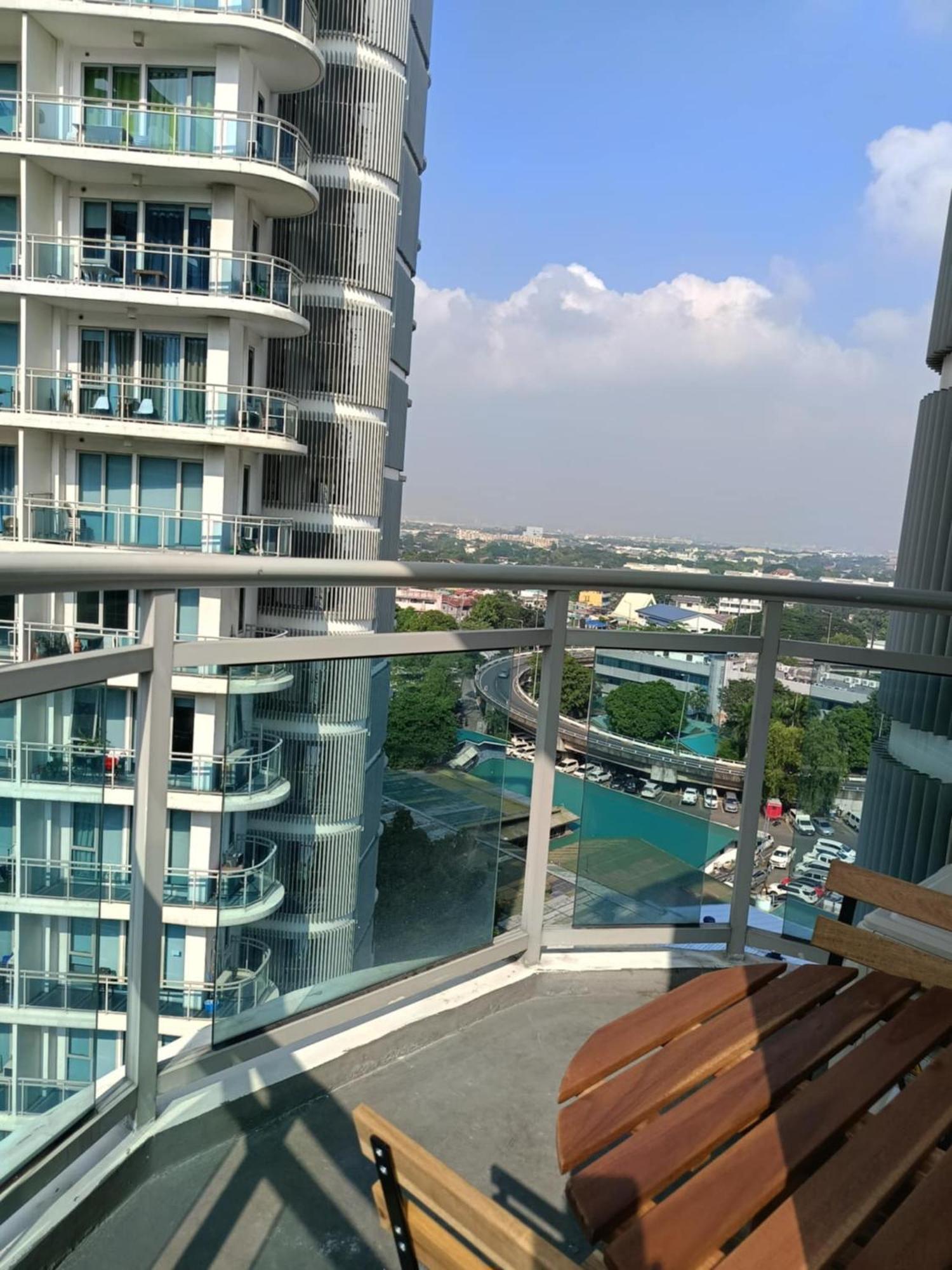 Manila Urban Resort At Azure Esterno foto