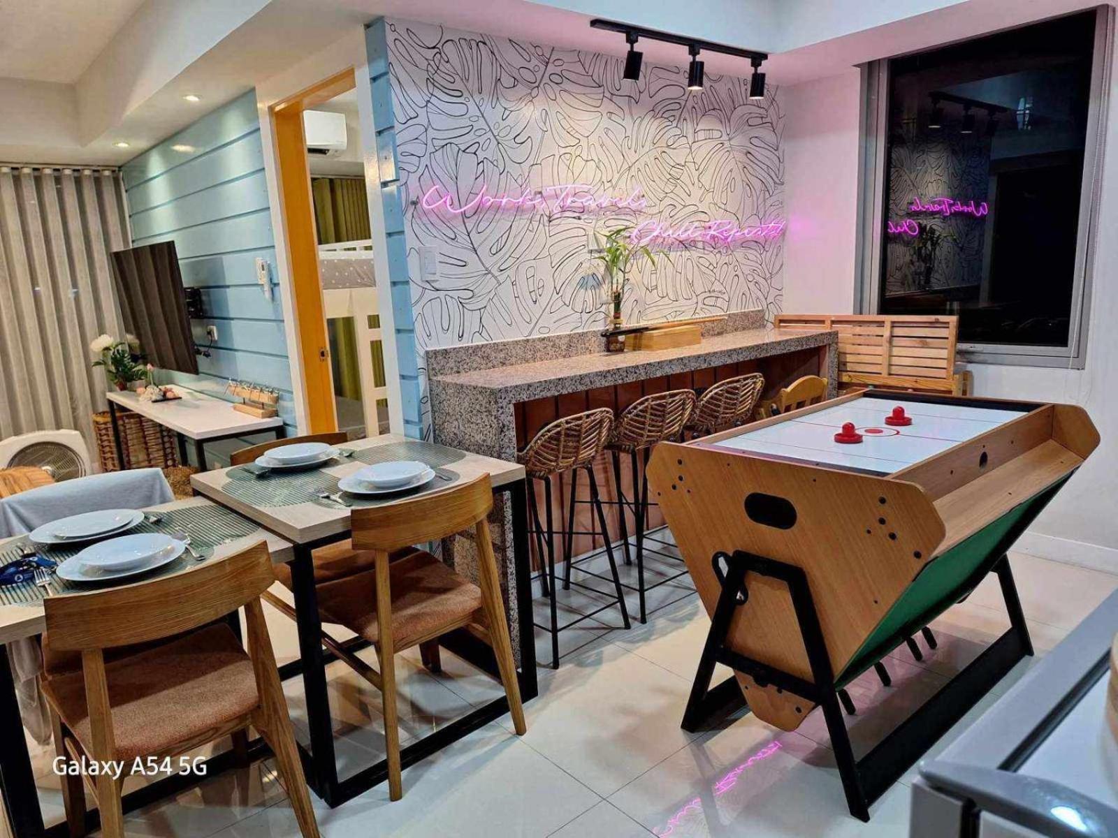 Manila Urban Resort At Azure Esterno foto