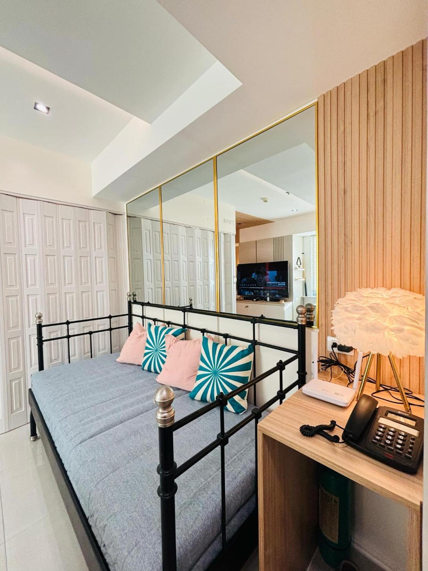 Manila Urban Resort At Azure Esterno foto