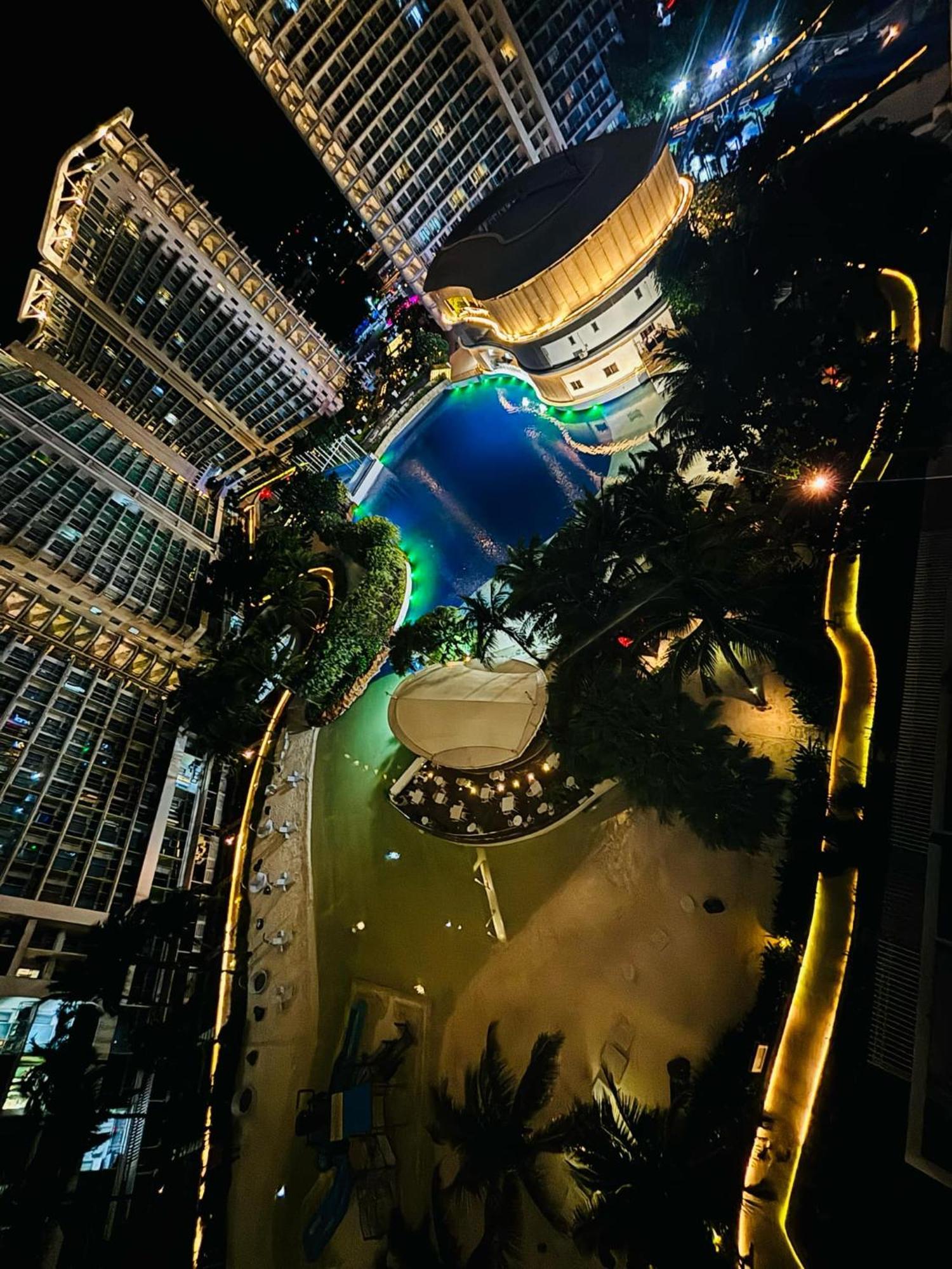 Manila Urban Resort At Azure Esterno foto