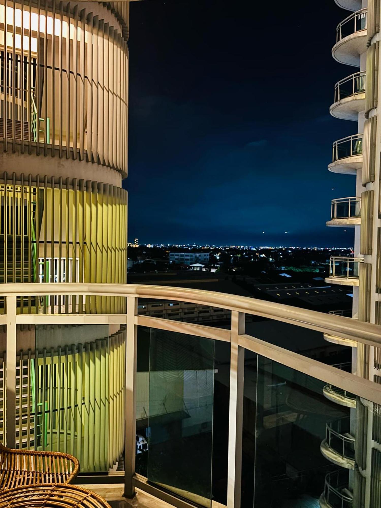 Manila Urban Resort At Azure Esterno foto